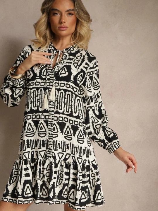 Zdjęcie produktu Czarna Rozkloszowana Sukienka z Wiskozy w Etniczny Print z Wiązaniem z Frędzlami Ravpio M&d Fashion