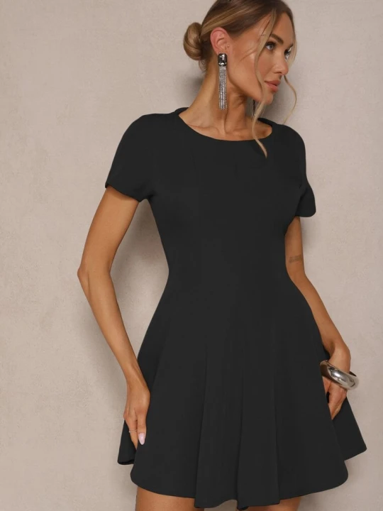 Zdjęcie produktu Czarna Sukienka o Rozkloszowanym Kroju na Krótki Rękaw Zdobiona Przeszyciami Mepiza New Collection