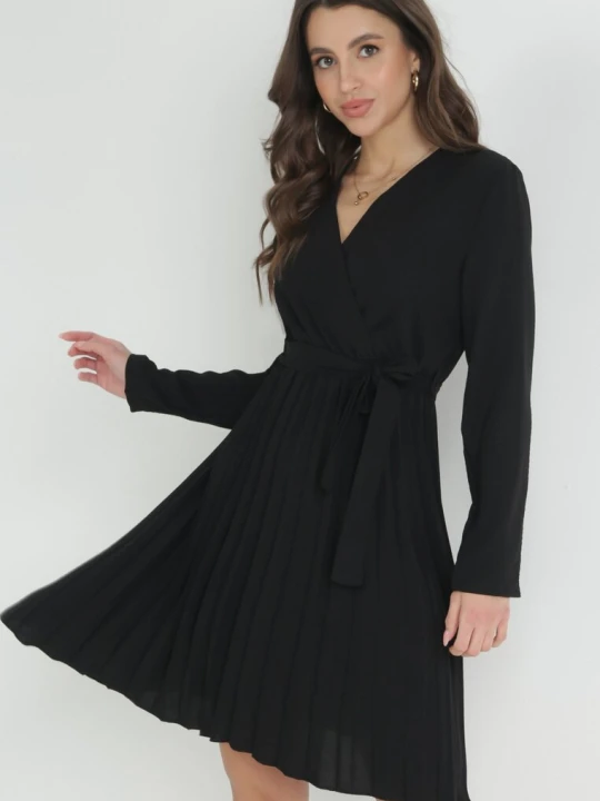Zdjęcie produktu Czarna Sukienka Plisowana z Kopertowym Dekoltem i Paskiem Minesia New Collection