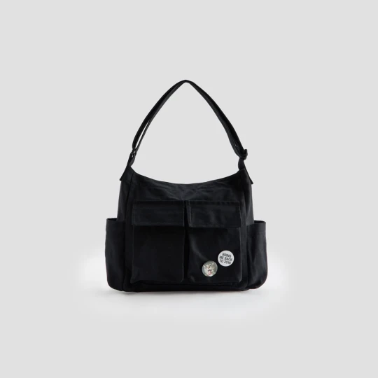 Zdjęcie produktu Czarna torba crossbody z przypinkami House