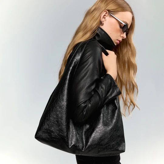 Zdjęcie produktu Czarna torebka typu hobo House
