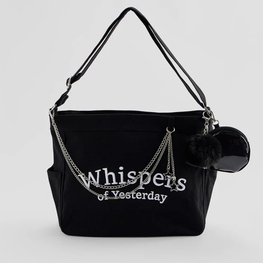 Zdjęcie produktu Czarna torebka z brelokiem i napisem Whispers of Yesterday House