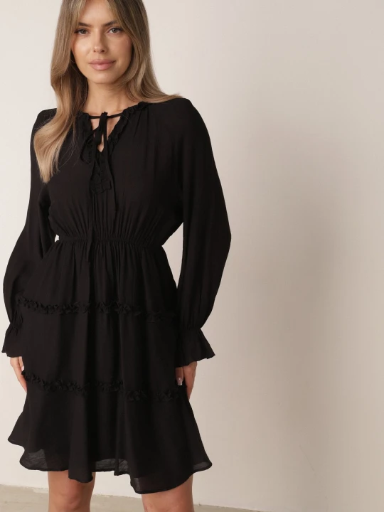 Zdjęcie produktu Czarna Wiskozowa Sukienka na Lato w Stylu Boho z Falbankami i Wiązaniem Barpea Unigirl