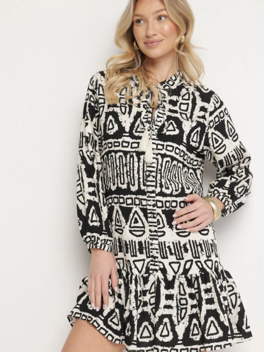 Zdjęcie produktu Czarna Wiskozowa Sukienka w Etniczny Wzór o Rozkloszowanym Kroju z Wiązaniem Nalpio M&d Fashion