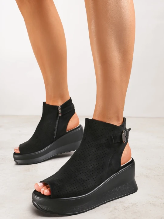 Zdjęcie produktu Czarne Ażurowe Sandały na Koturnie z Noskiem Peep Toe i Odkrytą Piętą Bhanios