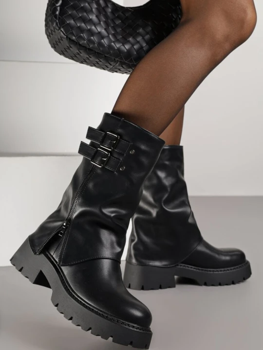 Zdjęcie produktu Czarne Botki Biker Boots VICES ze Sprzączkami i Cholewką Imitującą Nogawkę Anevita