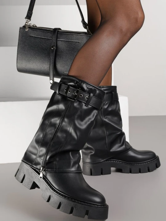 Zdjęcie produktu Czarne Botki Biker Boots z Cholewką Imitującą Nogawkę z Klamerką Veresta Ballada