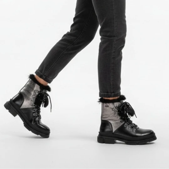 Zdjęcie produktu Botki damskie Cross Jeans, cholewka z łączonych materiałów o kontrastowym wykończeniu dekoracyjne sznurowanie, czarne, GG2R4028