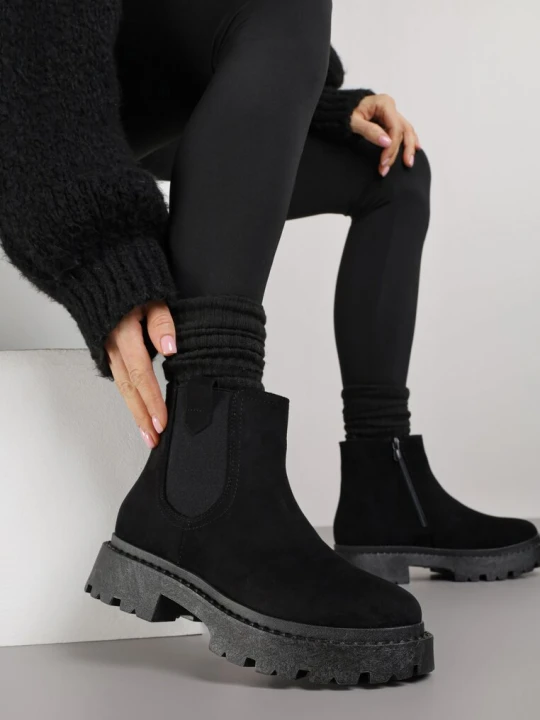 Zdjęcie produktu Czarne Botki Sztyblety z Imitacji Zamszu na Platformie z Elastyczną Wstawką Isilinda