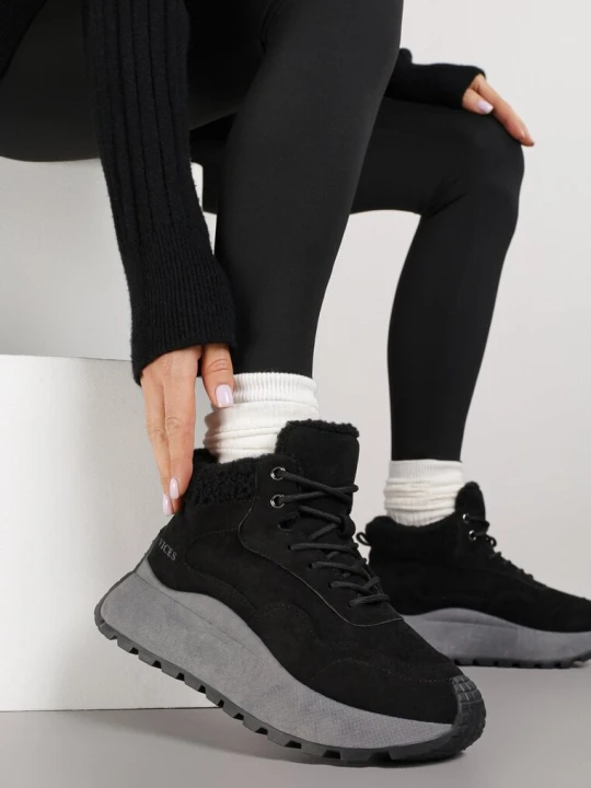Zdjęcie produktu Czarne Sneakersy Śniegowce Vices na Platformie Ozdobione Napisem i Futerkiem Lanite