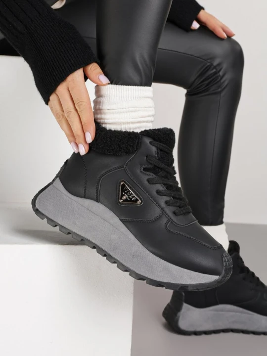 Zdjęcie produktu Czarne Sneakersy Śniegowce Vices na Platformie Ozdobione Trójkątną Aplikacją Ficebia