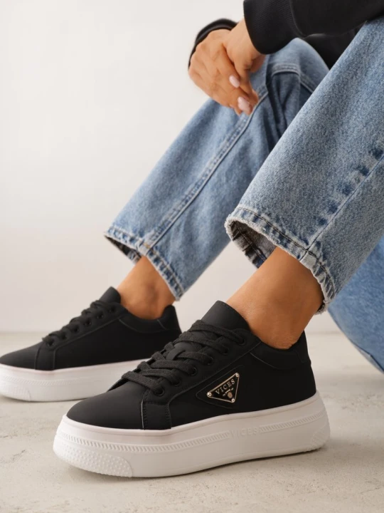 Zdjęcie produktu Czarne Chunky Sneakersy VICES na Platformie z Ozdobą w Kształcie Gwiazdki Anatale