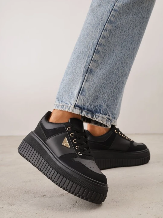 Zdjęcie produktu Czarne Chunky Sneakersy z Trójkątną Aplikacją VICES na Platformie Cezaline