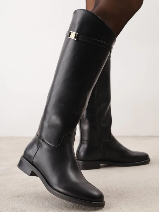 Zdjęcie produktu Czarne Eleganckie Kozaki Oficerki z Metaliczną Aplikacją na Paseczku Cinelia C'M Paris