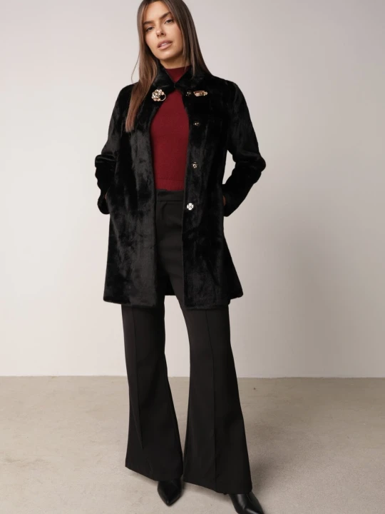 Zdjęcie produktu Czarne Eleganckie Sztuczne Futro ze Stójką i Ozdobnym Zapięciem w Biżuteryjnym Stylu Remilda Rosse Line