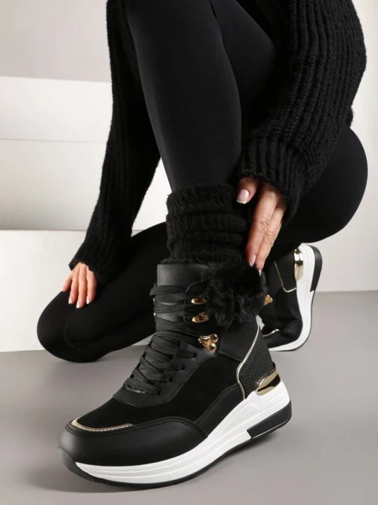 Zdjęcie produktu Czarne Futerkowe Sneakersy na Koturnie z Metalicznymi Wstawkami Kaithrin