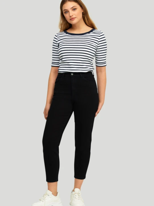 Zdjęcie produktu Czarne jeans' y ze zwężaną nogawką, model mom-fit Greenpoint