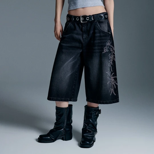 Zdjęcie produktu Czarne jeansowe bermudy z motywem tribal House