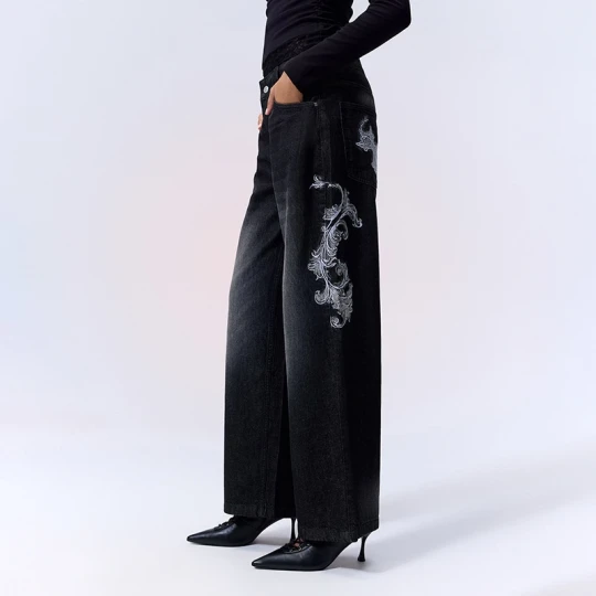 Zdjęcie produktu Czarne jeansy baggy fit z gotyckimi haftami House