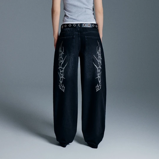 Zdjęcie produktu Czarne jeansy baggy fit z motywem tribal na tyle House