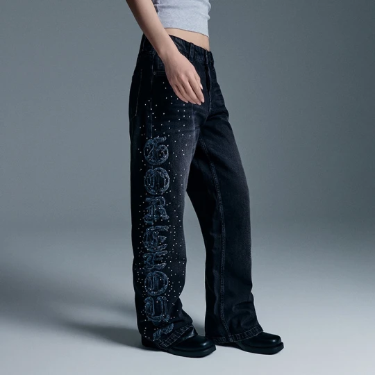 Zdjęcie produktu Czarne jeansy baggy straight z napisem w stylu gotyckim House