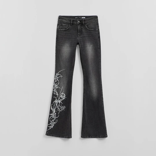 Zdjęcie produktu Czarne jeansy bootcut z niskim stanem i tribalowym nadrukiem na nogawce House