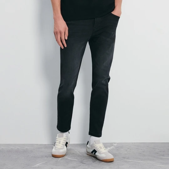 Zdjęcie produktu Czarne jeansy carrot slim fit z elastycznej tkaniny House