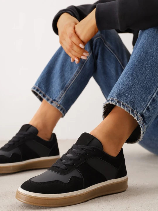 Zdjęcie produktu Czarne Klasyczne Sneakersy VICES ze Wstawkami o Fakturze Nubuku Kalianna
