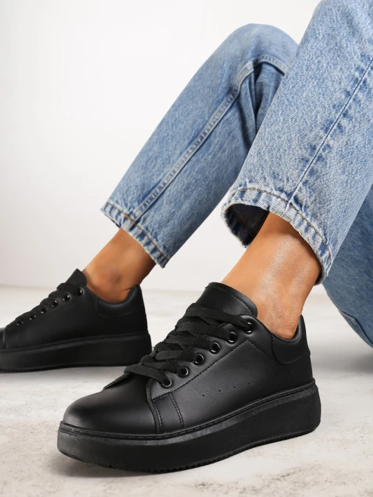 Zdjęcie produktu Czarne Klasyczne Sznurowane Sneakersy na Grubej Podeszwie Tiadorae