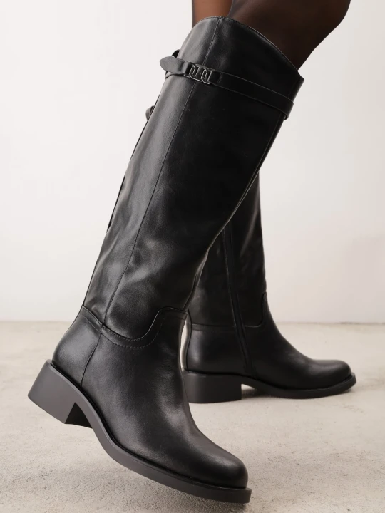 Zdjęcie produktu Czarne Kozaki Oficerki w Stylu Casual z Paskiem ze Sprzączką Lesora Super Mode