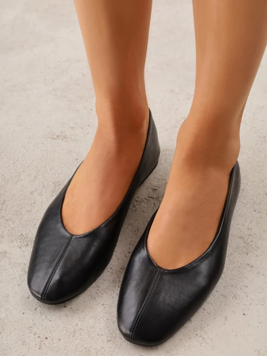 Zdjęcie produktu Czarne Minimalistyczne Balerinki o Gładkim Wykończeniu Zdobione Szwem Split-Toe Denissta Orena