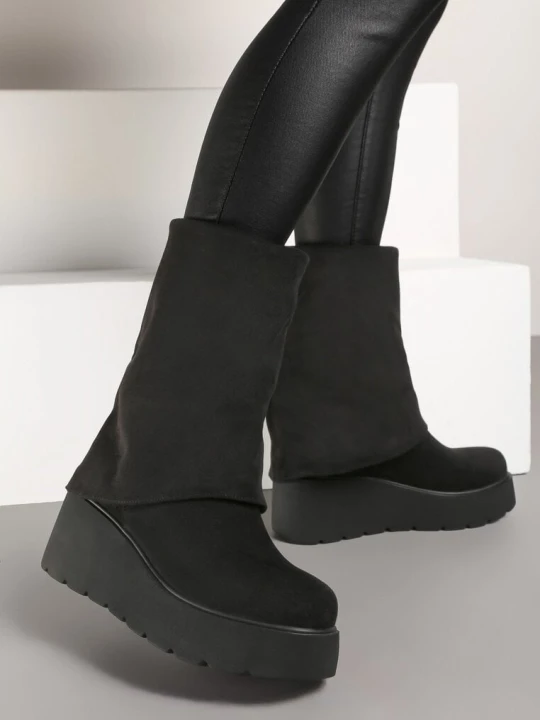 Zdjęcie produktu Czarne Ocieplane Botki na Koturnie z Wywiniętą Cholewką Vamila