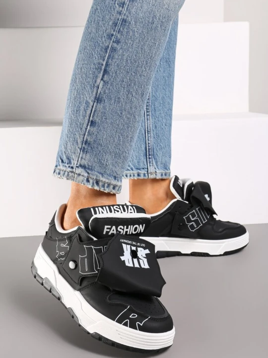 Zdjęcie produktu Czarne Płaskie Sznurowane Sneakersy z Napisami Friefra