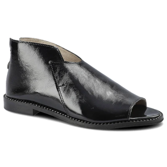 Zdjęcie produktu Sandaly damskie Dwunasty Shoes, ze skórzaną lakierowaną cholewką otwartym noskiem bocznymi wycięciami i niską podeszwą, czarne naplak, 3021