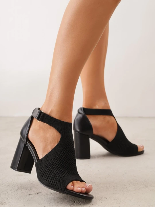 Zdjęcie produktu Czarne Sandały Soft Fit VICES na Obcasie w Stylu Botków z Elastyczną Ażurową Cholewką Comfort Omphopis