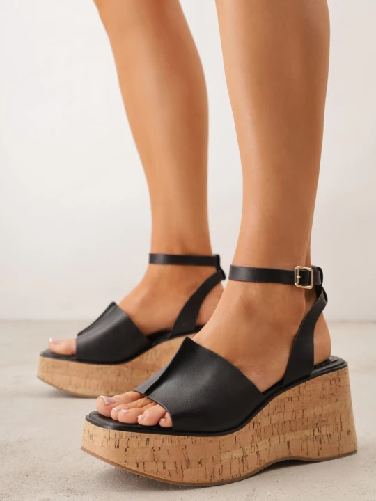 Zdjęcie produktu Czarne Sandały z Klamerką VICES na Koturnie Stylizowanym na Drewniany Lynnoris