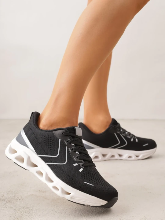 Zdjęcie produktu Czarne Siateczkowe Buty Sportowe na Podeszwie z Otworami Quilvia
