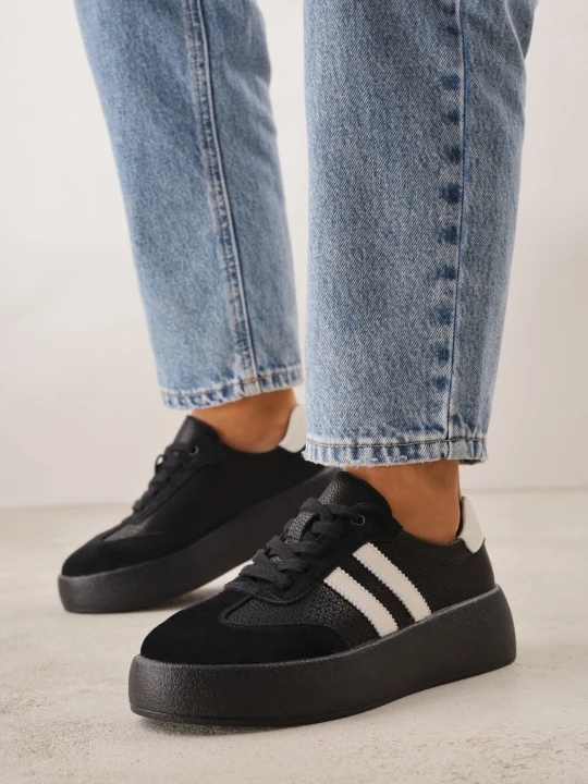 Zdjęcie produktu Czarne Skórzane Sneakersy na Grubej Podeszwie Ozdobione Paskami i Perforacją Wiefia Goodin