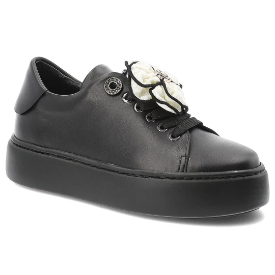 Zdjęcie produktu Sneakersy damskie Karino, ze skóry licowej z ozdobnym kwiatem na płaskiej podeszwie sznurowane, czarne licowe, 5729-076-P