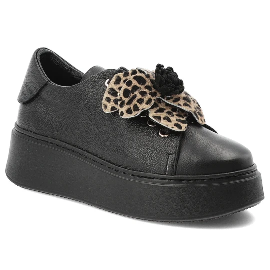 Zdjęcie produktu Sneakersy damskie Karino, na platformie skórzane licowe w kwiat z panterki i sznurowane, czarne, 5764-126-P