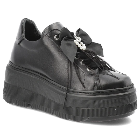 Zdjęcie produktu Sneakersy damskie Karino, na platformie skórzane z ozdobą z okrągłym noskiem i sznurowane, czarne lico, 5726-076-P