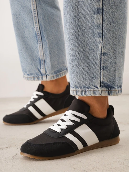 Zdjęcie produktu Czarne Sneakersy Kultowe Tenisówki z Marszczeniem przy Pięcie Rhodophine Ideal