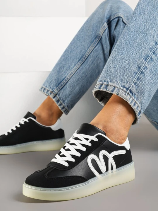 Zdjęcie produktu Czarne Sneakersy Kultowe Tenisówki Zdobione Abstrakcyjną Aplikacją Fendiva Maira