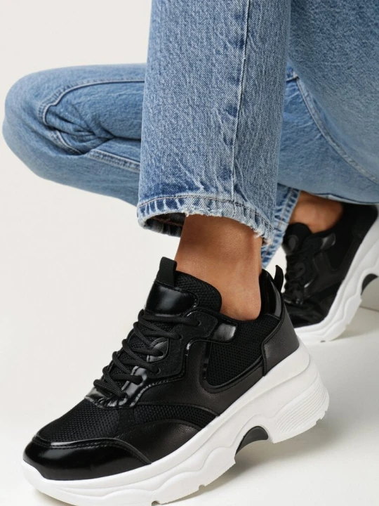 Zdjęcie produktu Czarne Sneakersy na Grubej Podeszwie z Lakierowanymi Wstawkami Fryda