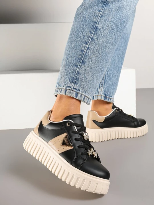 Zdjęcie produktu Czarne Sneakersy na Grubej Podeszwie z Metalicznymi Aplikacjami Elealenna