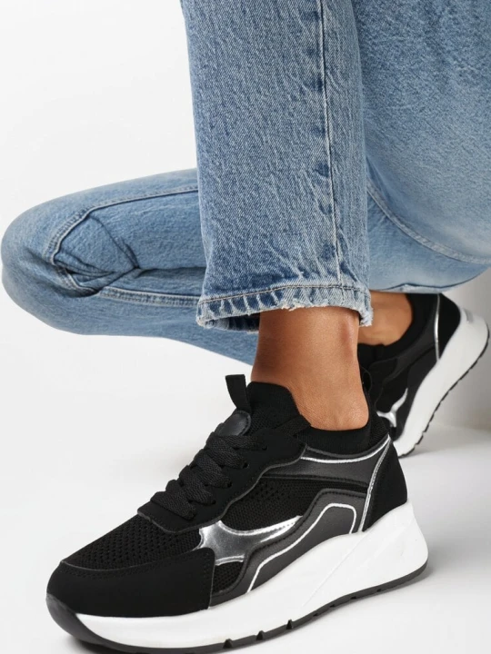 Zdjęcie produktu Czarne Sneakersy na Grubej Podeszwie z Metalicznymi Wstawkami i Sznurowaniem Aelria