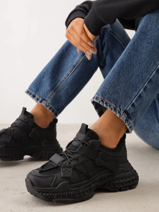 Zdjęcie produktu Czarne Sneakersy na Grubej Podeszwie z Tłoczeniami z Aplikacją w Kształcie Serca Farina Marquiiz
