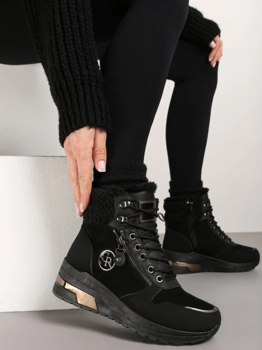 Zdjęcie produktu Czarne Sneakersy na Koturnie z Wysoką Cholewką Aplikacją i Futerkiem Typu Baranek Sinirithe