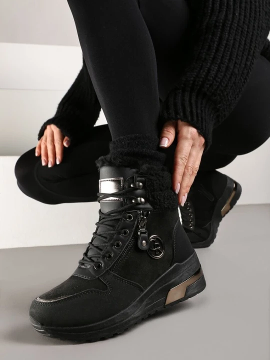 Zdjęcie produktu Czarne Sneakersy na Koturnie za Kostkę z Metaliczną Ozdobą i Suwakiem Sinelara