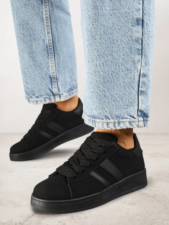 Zdjęcie produktu Czarne Sneakersy na Niskiej Platformie z Naszywkami Flordexia Mulanka